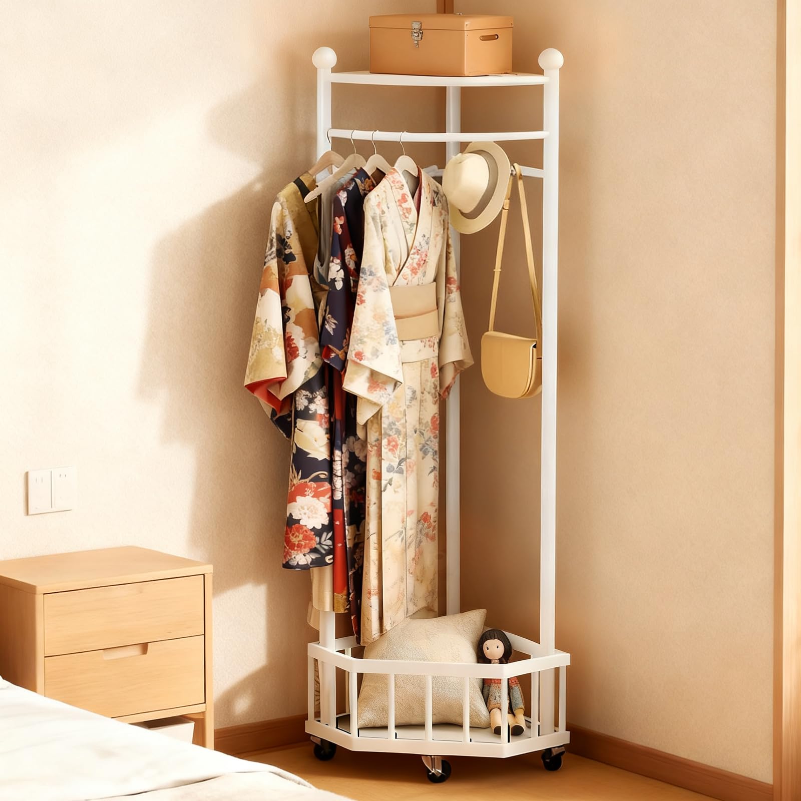 YASICA コートハンガー ハンガーラック キャスター付き バスケット付き 大容量 コーナーコートラック 独立型 コーナー洋服ラック 棚付き 組立簡単 スチール製 頑丈 家庭用 寝室 リビングルーム 玄関用 耐荷重60kg 55×40×165cm (ホワイト)